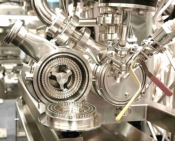 Abbildung 9: Rotor und Stator zum Umrüsten der Conti-TDS in eine Sechskranz-Dispergiermaschine mit Schergeschwindigkeiten bis zu 50 m/s. Bild: ystral