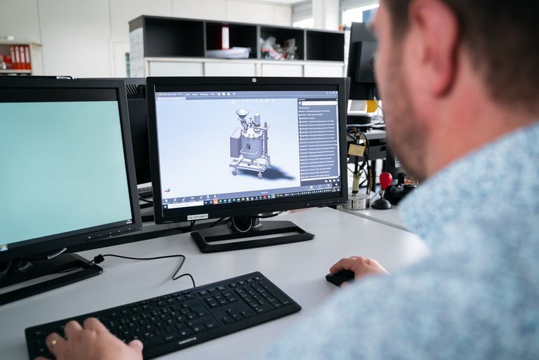 Ingenieur, der an einem maßgeschneiderten Prozesssystem arbeitet