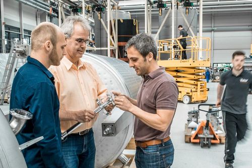 Employés dans un hall de machines
